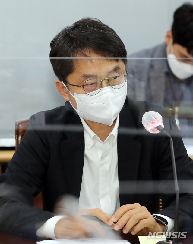 [세종=뉴시스]강종민 기자 = 박준식 최저임금위원회 위원장이 7일 정부세종청사에서 열린 제5차 최저임금위원회 전원회의에서 모두발언을 하고 있다. 2020.07.07. photo@newsis.com