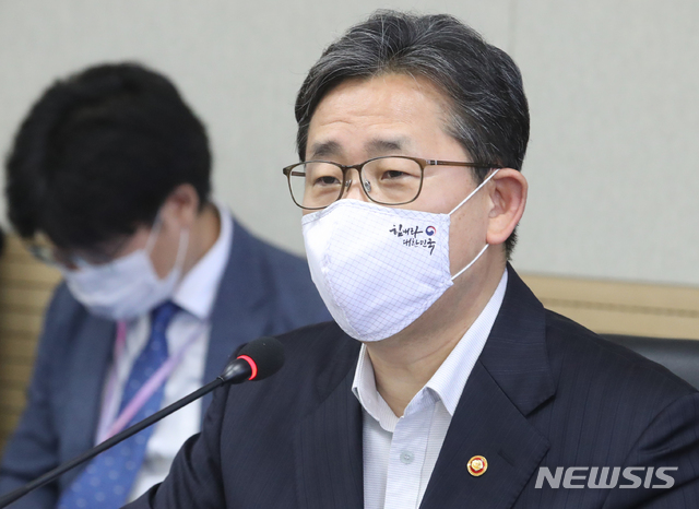 [서울=뉴시스]김명원 기자 = 박양우 문화체육관광부 장관이 7일 서울 종로구 정부서울청사에서 열린 문화체육관광부, 철인3종 선수 인권침해 관련 회의에 참석해 발언하고 있다. 2020.07.07. kmx1105@newsis.com