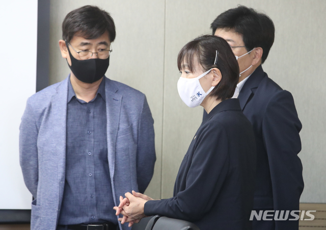 [서울=뉴시스]김명원 기자 = 최윤희 문화체육관광부 제2차관이 7일 서울 종로구 정부서울청사에서 열린 문화체육관광부, 철인3종 선수 인권침해 관련 회의에 참석해 관계자들과 이야기를 나누고 있다. 2020.07.07. kmx1105@newsis.com