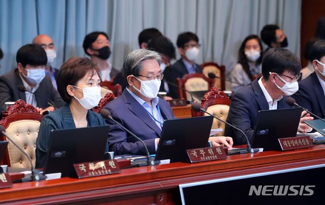 김현미 전 국토교통부 장관(왼쪽)과 김상조 전 청와대 정책실장(오른쪽). [서울=뉴시스] 배훈식 기자 = 김현미(왼쪽부터) 국토교통부 장관과 노영민 대통령 비서실장, 김상조 정책실장이 지난 2020년 7월7일 청와대에서 열린 국무회의에 참석해 문재인 대통령의 발언을 듣고 있다. 2020.07.07. dahora83@newsis.com