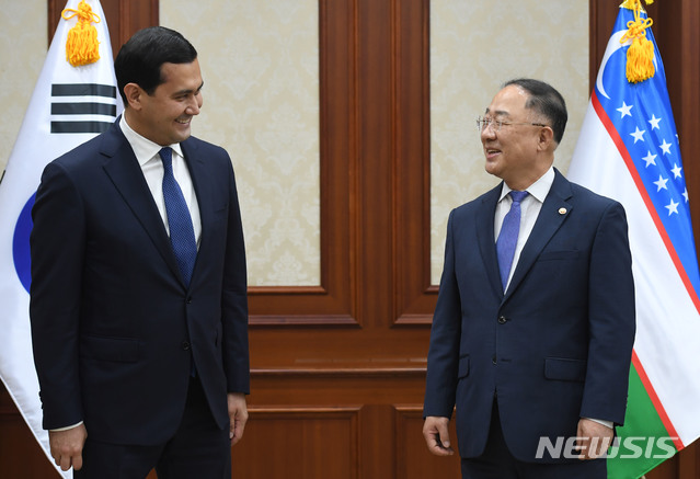 [서울=뉴시스]김명원 기자 = 작년 7월 서울 종로구 정부서울청사에서 열린 한-우즈벡 경제부총리 회의. 2020.07.07. photo@newsis.com