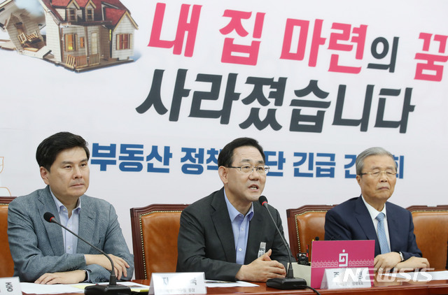 [서울=뉴시스] 김진아 기자 = 주호영 미래통합당 원내대표가 7일 서울 여의도 국회에서 열린 ‘부동산 정책 진단’ 긴급 간담회에서 발언을 하고 있다. 2020.07.07.&nbsp; bluesoda@newsis.com