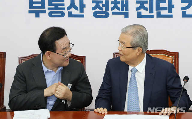 [서울=뉴시스] 김진아 기자 = 미래통합당 김종인 비상대책위원장, 주호영 원내대표가 7일 서울 여의도 국회에서 열린 ‘부동산 정책 진단’ 긴급 간담회에서 대화를 하고 있다. 2020.07.07. bluesoda@newsis.com