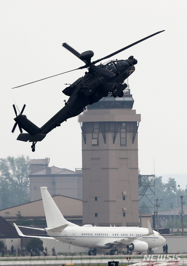 [평택=뉴시스] 이영환 기자 = 스티븐 비건 미국 국무부 부장관 겸 대북특별대표가 탑승한 비행기가 7일 경기 오산공군기지에 착륙한 가운데 AH-64D 롱보우 아파치 헬기가 이륙하고 있다. 2020.07.07. 20hwan@newsis.com