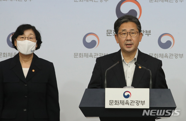 [서울=뉴시스]김명원 기자 = 박양우 문화체육관광부 장관이 7일 서울 종로구 정부서울청사 별관 브리핑실에서 고 최숙현 선수 사건 및 체육분야 인권침해 등 철인3종 선수 인권침해 관련 회의 결과에 대해 이정옥 여성가족부 장관과 함께 브리핑을 하고 있다. 2020.07.07. kmx1105@newsis.com