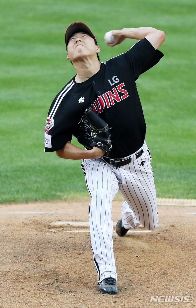 [서울=뉴시스]홍효식 기자 = 7일 오후 서울 잠실야구장에서 열린 '2020 신한은행 SOL KBO리그' 두산 베어스와 LG 트윈스의 경기, 1회말 LG 차우찬이 역투하고 있다. 2020.07.07. yesphoto@newsis.com