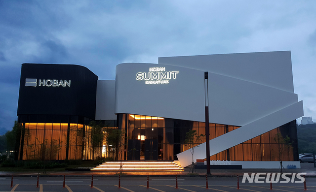 [서울=뉴시스]호반써밋 시그니처 견본주택 외관(사진 = 업체 제공)