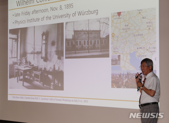 [청주=뉴시스] 임선우 기자 = 고인수 포항가속기연구소장이 8일 충북 청주시 문화제조창C에서 방사광가속기에 관련한 특강을 하고 있다. (사진=청주시 제공) 2020.07.08. photo@newsis.com