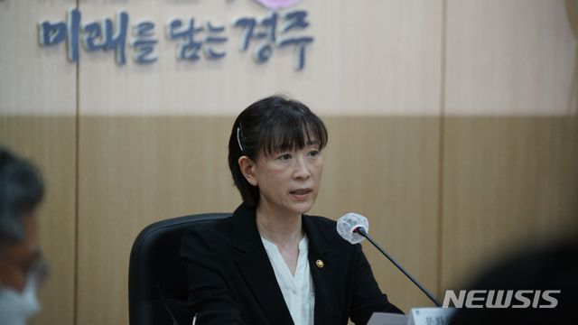 [경주=뉴시스] 이은희 기자= 8일 오후 최윤희 문화체육관광부 2차관이 경주시청에서 트라이애슬론 유망주였던 고 최숙현 선수 사망과 관련해 현장점검을 하고 있다. 2020.7.8.leh@newsis.com