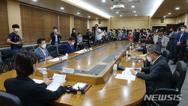 [경주=뉴시스] 이은희 기자= 8일 오후 최윤희 문화체육관광부 2차관이 경주시청에서 트라이애슬론 유망주였던 고 최숙현 선수 사망과 관련해 현장점검을 하고 있다. 2020.7.8. leh@newsis.com 