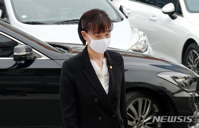 [경주=뉴시스] 이은희 기자= 8일 오후 최윤희 문화체육관광부 2차관이 트라이애슬론 유망주였던 고 최숙현 선수 사망과 관련해 현장을 점검하기 위해 경주시청으로 들어서고 있다. 2020.7.8. leh@newsis.com 