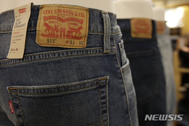[샌프란시스코=AP/뉴시스]사진은 2019년 11월 29일 리바이스 청바지가 캘리포니아 콜마의 한 매장에 진열된 모습. 2020.07.08.