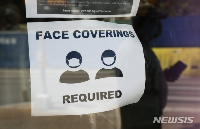 [샌안토니오=AP/뉴시스] 13일(현지시간) 미국 텍사스주 샌안토니오의 한 매장에 마스크를 착용해야 한다는 경고가 부착된 모습. 2020.7.14.2020.7.14.