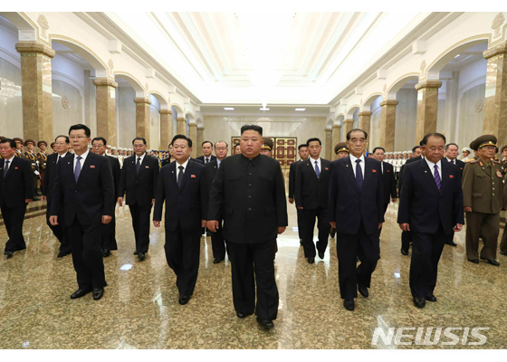 [서울=뉴시스] 박진희 기자 = 북한 노동신문은 김정은 국무위원장이 김일성 주석 사망 26주기를 맞아 김 주석의 시신이 안치된 금수산태양궁전을 참배했다고 8일 보도했다. (사진=노동신문 캡처) 2020.07.08.photo@newsis.com