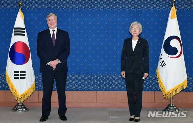 [서울=뉴시스]사진공동취재단 = 스티븐 비건 미국 국무부 부장관 겸 대북특별대표가 8일 오전 서울 외교부 청사에서 강경화 외교부 장관을 예방, 기념촬영을 하고 있다. 2020.07.08. photo@newsis.com