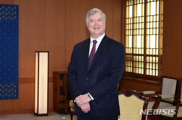 [서울=뉴시스]사진공동취재단 = 스티븐 비건 미국 국무부 부장관 겸 대북특별대표가 8일 오전 서울 외교부 청사에서 강경화 외교부 장관을 예방, 밝은표정을 하고 있다. 2020.07.08.&nbsp; photo@newsis.com 