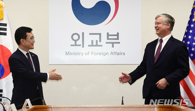 [서울=뉴시스]사진공동취재단 = 조세영 외교부 1차관과 스티븐 비건 미국 국무부 부장관 겸 대북특별대표가 8일 오전 서울 외교부 청사에서 열린 제8차 한미 외교차관 전략회의에 참석, 코로나식 인사를 하고 있다. 2020.07.08. photo@newsis.com