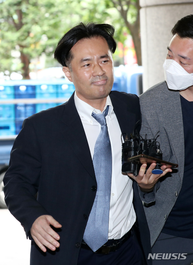 [서울=뉴시스] 이영환 기자 = 손석희 JTBC 대표이사 사장에게 취업청탁 및 금품요구 혐의로 재판을 받고 있는 프리랜서 기자 김웅씨가 8일 오전 서울 마포구 서울서부지방법원에서 열린 선고공판에 출석하고 있다. 2020.07.08.&nbsp; 20hwan@newsis.com