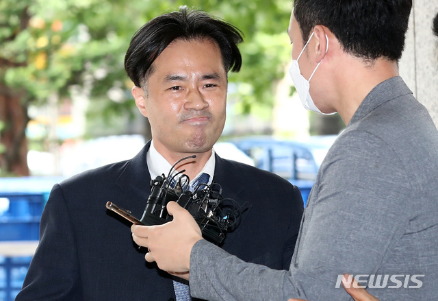 [서울=뉴시스] 이영환 기자 = 손석희 JTBC 대표이사 사장에게 취업청탁 및 금품요구 혐의로 재판을 받고 있는 프리랜서 기자 김웅씨가 8일 오전 서울 마포구 서울서부지방법원에서 열린 선고공판에 출석하고 있다. 2020.07.08.&nbsp; 20hwan@newsis.com