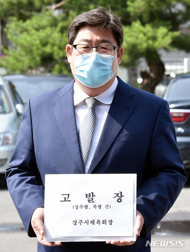 [경주=뉴시스] 이무열 기자 = 트라이애슬론(철인3종경기) 국가대표 출신 고(故) 최숙현 선수 사망사건과 관련해 8일 오전 경북 경주 대구지방검찰청 경주지청에서 경주시 체육회 관계자가 고발장을 접수하고 있다. 2020.07.08.lmy@newsis.com