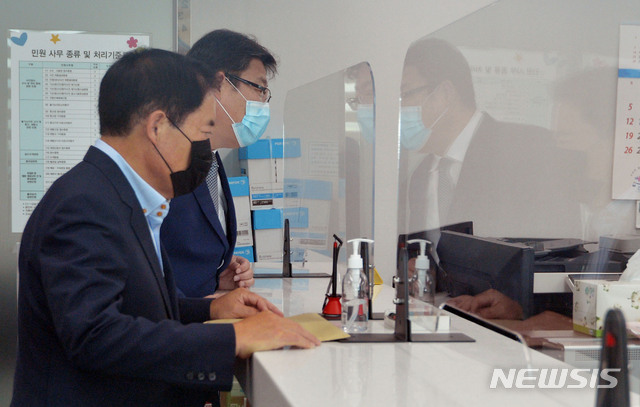 [경주=뉴시스] 이무열 기자 = 트라이애슬론(철인3종경기) 국가대표 출신 고(故) 최숙현 선수 사망사건과 관련해 8일 오전 경북 경주 대구지방검찰청 경주지청에서 경주시 체육회 관계자가 고발장을 접수하고 있다. 2020.07.08.lmy@newsis.com