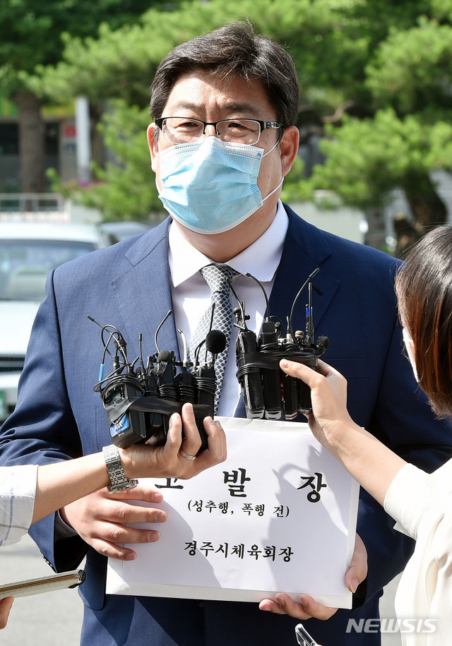 [경주=뉴시스] 이무열 기자 = 트라이애슬론(철인3종경기) 국가대표 출신 고(故) 최숙현 선수 사망사건과 관련해 8일 오전 경북 경주 대구지방검찰청 경주지청에서 경주시 체육회 관계자가 고발장을 접수하고 있다. 2020.07.08.lmy@newsis.com