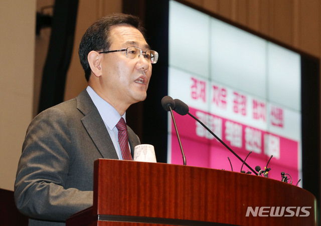 [서울=뉴시스] 김진아 기자 = 주호영 미래통합당 원내대표가 8일 서울 여의도 국회에서 열린 의원총회에서 발언을 하고 있다. 2020.07.08. bluesoda@newsis.com