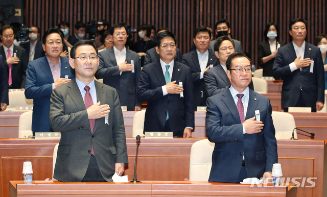 [서울=뉴시스] 김진아 기자 = 미래통합당 주호영 원내대표, 이종배 정책위의장을 비롯한 의원들이 8일 서울 여의도 국회에서 열린 의원총회에서 국민의례를 하고 있다. 2020.07.08. bluesoda@newsis.com