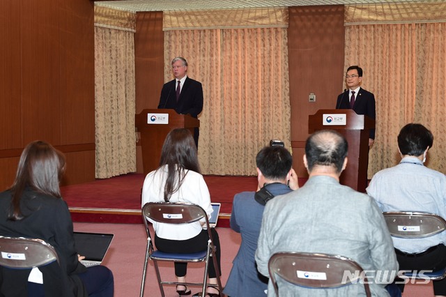 [서울=뉴시스]사진공동취재단 = 조세영 외교부 1차관과 스티븐 비건 미국 국무부 부장관 겸 대북특별대표가 8일 오전 서울 외교부 청사에서 열린 제8차 한미 외교차관 전략회의를 마친 뒤 기자회견을 하고 있다. 2020.07.08. photo@newsis.com