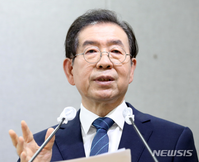 [서울=뉴시스] 전진환 기자 = 박원순 서울시장이 8일 오전 서울시청 브리핑룸에서 2조6천억 원을 투입하는 '서울판 그린뉴딜' 추진 기자회견을 하고 있다. 그린뉴딜은 2022년까지 건물, 수송, 도시숲, 신재생에너지, 자원순환 5대 분야를 집중 추진해 경제위기와 기후위기를 동시에 극복한다는 정책이다.  2020.07.08.   amin2@newsis.com