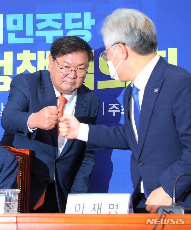[서울=뉴시스] 장세영 기자 = 김태년 더불어민주당 원내대표와 이재명 경기도지사가 8일 서울 여의도 국회에서 열린 더불어민주당 경기도 예산정책협의회에 참석해 인사를 나누고 있다. 2020.07.08. photothink@newsis.com