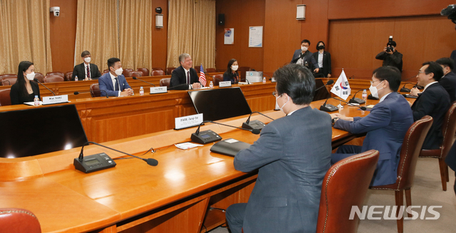 [서울=뉴시스]사진공동취재단 = 스티븐 비건 미 국무부 부장관 겸 대북정책특별대표가 8일 오전 서울 외교부 청사에서 조세영 외교부 1차관과의 회동에 이어 이도훈 외교부 한반도평화교섭본부장과 연쇄 회동을 하고 있다. 2020.07.08.&nbsp; photo@newsis.com