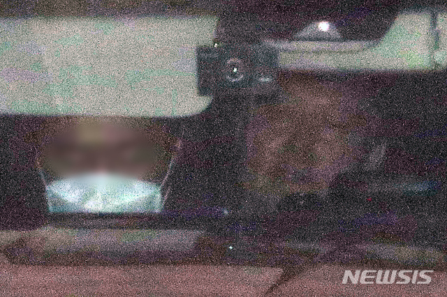 [서울=뉴시스] 이윤청 기자 = 윤석열 검찰총장이 8일 서울 서초구 대검찰청에서 차량을 탄 채 나서고 있다. 이날 추미애 법무부 장관은 수사지휘권 발동에 대한 윤석열 검찰총장의 답이 늦어지자 "9일 오전 10시까지 기다리겠다"고 밝혔다. 2020.07.08. radiohead@newsis.com