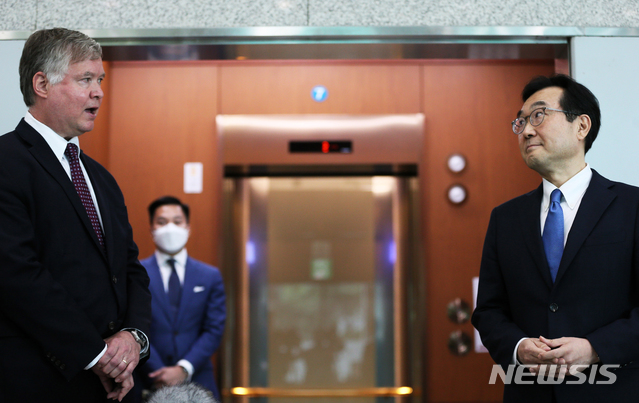 [서울=뉴시스]사진공동취재단 = 이도훈 한반도평화교섭본부장과 스티븐 비건 미 국무부 부장관 겸 대북정책특별대표가 8일 오전 서울 외교부 청사에서 회담을 마치고 나와 기자회견을 하고 있다. 2020.07.08.&nbsp; photo@newsis.com