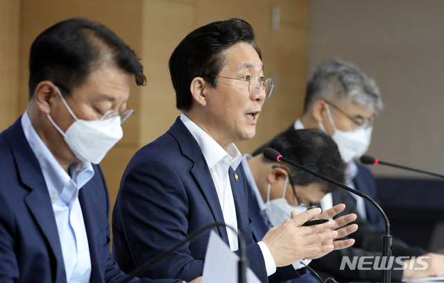 [서울=뉴시스] 전진환 기자 = 성윤모 산업통상자원부장관이 8일 오전 소재·부품·장비 2.0 전략 관련 관계부처 합동브리핑이 열린 서울 종로구 정부서울청사 브리핑룸에서 전략을 발표하고 있다. 2020.07.09.&nbsp; amin2@newsis.com