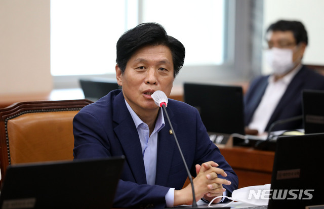 [서울=뉴시스]김선웅 기자 = 조승래 과방위 더불어민주당 간사가 8일 오후 서울 여의도 국회에서 열린 과학기술정보방송통신위원회(과방위) 전체회의에서 발언을 하고 있다. 2020.07.08. mangusta@newsis.com