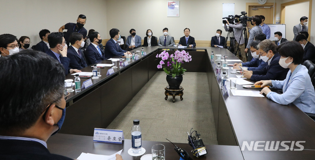 [서울=뉴시스]김명원 기자 = 윤호중 국회 법제사법위원회 위원장 및 백혜련 간사 등 더불어민주당 법사위원들이 8일 서울 종로구 정부서울청사 고위공직자범죄수사처(공수처) 설립준비단을 찾은 가운데 남기명 공수처 준비단장이 공수처 설립 준비단보고에 앞서 인사말을 하고 있다. 2020.07.08.&nbsp; kmx1105@newsis.com