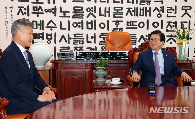 [서울=뉴시스] 장세영 기자 = 박병석 국회의장이 8일 서울 여의도 국회 의장집무실에서 예방한 박삼득 보훈처장과 대화를 나누고 있다. 2020.07.08. photothink@newsis.com
