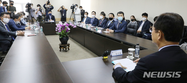 [서울=뉴시스]김명원 기자 = 윤호중 국회 법제사법위원회 위원장 및 백혜련 간사 등 더불어민주당 법사위원들이 8일 서울 종로구 정부서울청사 고위공직자범죄수사처(공수처) 설립준비단을 찾은 가운데 남기명 공수처 준비단장이 공수처 설립 준비단보고에 앞서 인사말을 하고 있다. 2020.07.08.&nbsp; kmx1105@newsis.com