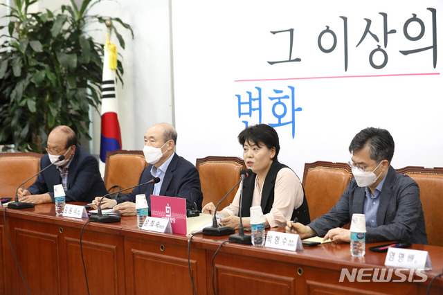 [서울=뉴시스]김선웅 기자 = 윤희숙 미래통합당 경제혁신위원장이 8일 오후 서울 여의도 국회에서 열린 제3차 경제혁신위원회 전체회의에서 발언하고 있다. 2020.07.08.&nbsp; mangusta@newsis.com