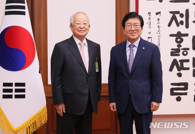 [서울=뉴시스] 장세영 기자 = 박병석 국회의장이 8일 서울 여의도 국회 의장집무실에서 예방한 손경식 한국경총 회장과 기념촬영을 하고 있다. (사진=국회의장실 제공) 2020.07.08. photo@newsis.com