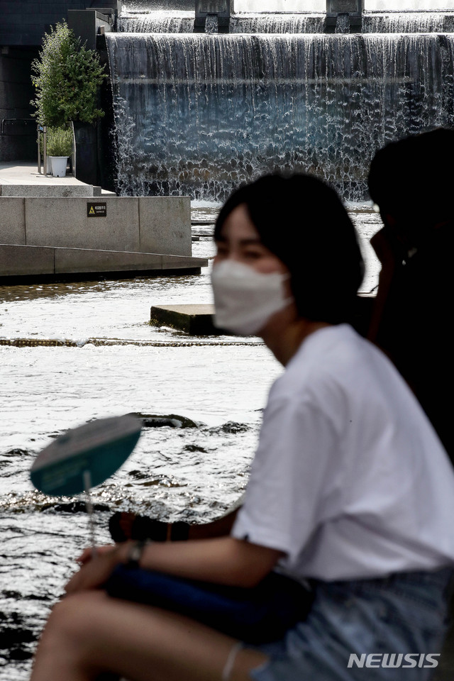 [서울=뉴시스]김병문 기자 = 지난 8일 오후 서울 중구 청계천에서 시민들이 더위를 피하고 있다. 2020.07.08. dadazon@newsis.com