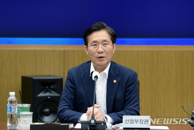 [서울=뉴시스]성윤모 산업통상자원부 장관이 8일 서울 용산구 국방부에서 열린 '국방산업발전협의회'에 참석해 발언하고 있다. (사진=산업통상자원부 제공) 2020.07.08. photo@newsis.com