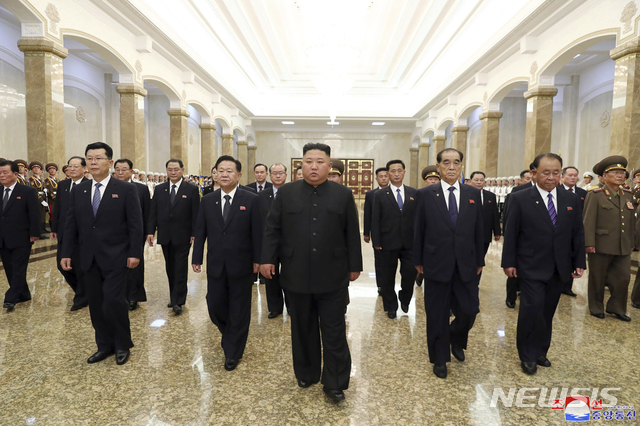 [평양=AP/뉴시스]북한 조선중앙통신은 촬영 날짜가 알려지지 않은 사진을 공개하며 김정은(앞) 북한 국무위원장이 김일성 주석 사망 26주기를 맞아 김일성 주석의 시신이 안치된 금수산태양궁전을 참배했다고 8일 보도했다. 2020.07.08.