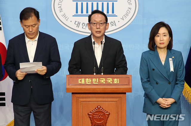 [서울=뉴시스] 김진아 기자 = 미래통합당 김도읍 의원을 비롯한 법제사법위원회 위원들이 8일 서울 여의도 국회 소통관에서 법사위 개회 및 윤석열 검찰총장 출석요청 관련 기자회견을 하고 있다. 2020.07.08. bluesoda@newsis.com