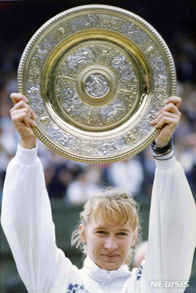 [윔블던=AP/뉴시스] 1989년 윔블던 우승 당시 슈테프 그라프. 1989.07.09