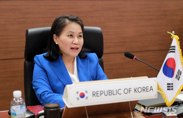 [서울=뉴시스]박주성 기자 = 유명희 산업통상자원부 통상교섭본부장은 지난 8일 오후 서울 대한상의 영상회의실에서 주요국 통상장관 및 통상전문가와 국제기구 대표들이 참석한 가운데 ‘국제 통상 및 투자를 회복·강화하기 위한 민관협력의 동력을 부여할 목적’으로 온라인으로 개최된 「세계경제포럼(World Economic Forum) 통상 이사회」 세션에 참석하여, 주제발표를 통하여 ‘다자무역체계 신뢰 회복을 위해 WTO가 나아갈 방향을 제시’하고, 전세계 무역 투자 위기상황에서의 대응 방안 등에 대해 의견을 교환하였다. (사진=산업통상자원부 제공) 2020.07.08. photo@newsis.com