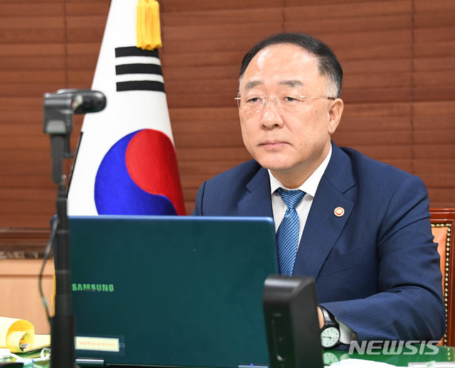 [서울=뉴시스]박주성 기자 = 홍남기 부총리 겸 기획재정부 장관이 8일 저녁 서울 광화문 정부서울청사에서 G20의장국인 사우디와 파리클럽 의장국인 프랑스가 공동으로 주최하는&nbsp; 'G20 . 파리포럼 재무장관 컨퍼런스' 화상회의에 기조연설자로 참석하고 있다. (사진=기획재정부 제공) 2020.07.09.&nbsp; photo@newsis.com