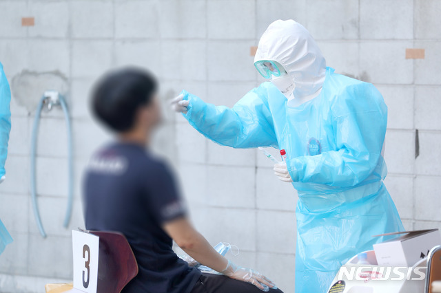 고양 원당성당 교인 신종 코로나바이러스 감염증(코로나19)확진 관련 전수검사 대상자들이 코로나19 검사를 받고 있다.(사진=고양시 제공) 