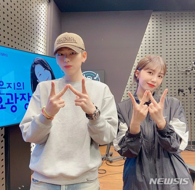 [서울=뉴시스] 가수 겸 프로듀서 지코, 정은지. (사진 = KBS 쿨FM '정은지의 가요광장' 인스타그램) photo@newsis.com